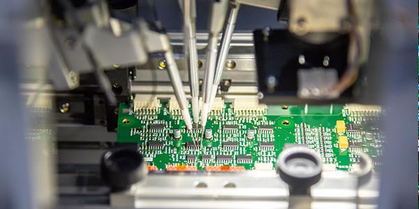 Isoliergas in der Elektroindustrie | © Pixel_B - stock.adobe.com