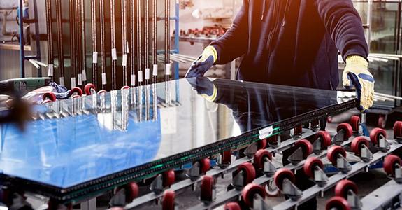 Metall- und Glasproduktion | © stock.adobe.com - romaset