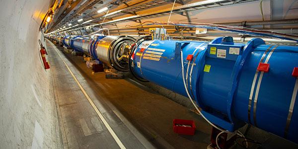 Helium für Teilchenbeschleuniger | © stock.adobe.com - francescodemarco