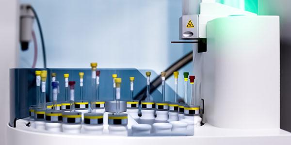 Helium für Kernspinresonanzspektroskopie (NMR) | © stock.adobe.com - S. Singha